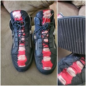 Black, red, zippers on the sides and shoe laces. Size 9